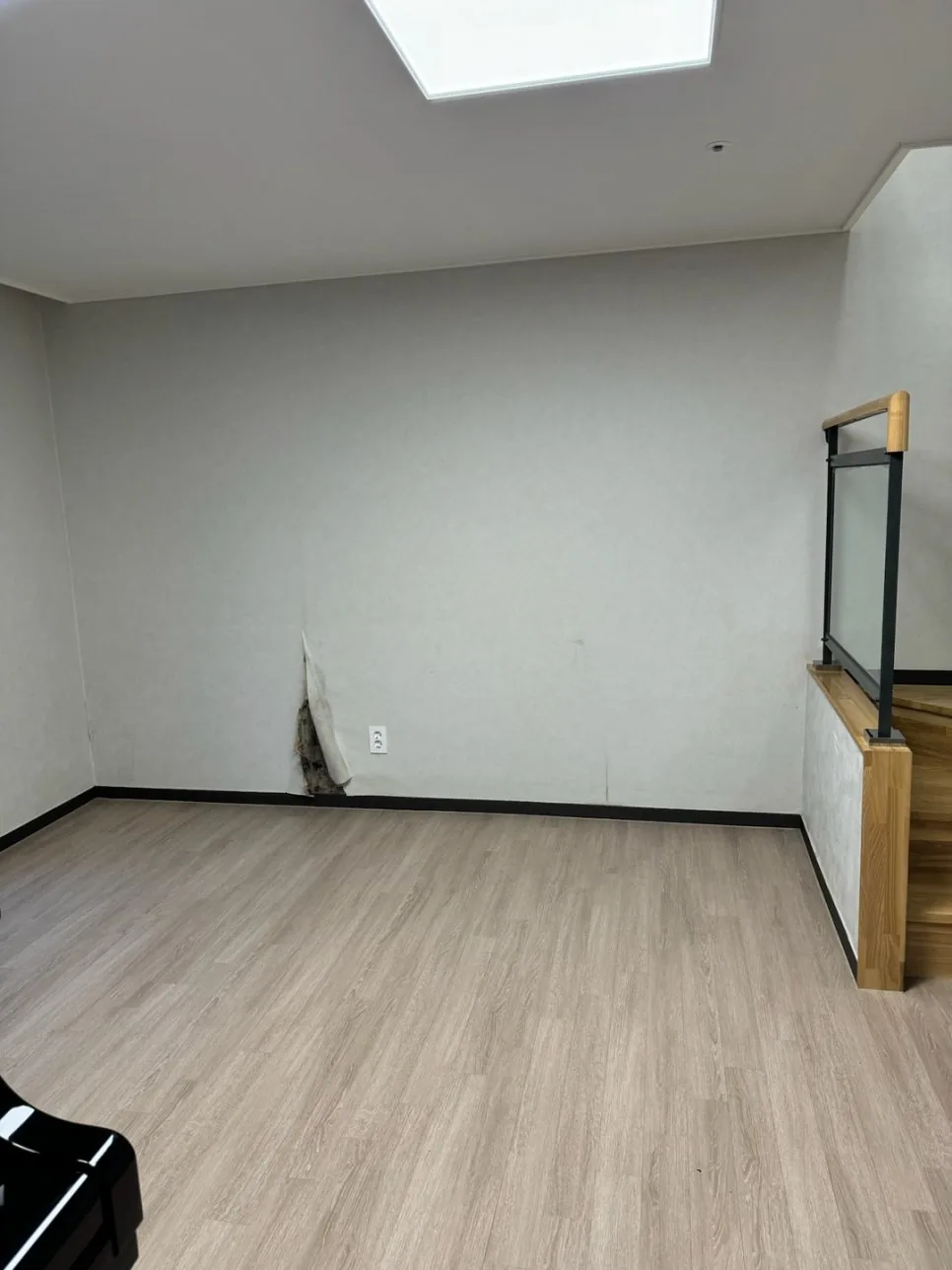 벽면에 누수로 인한 손상
